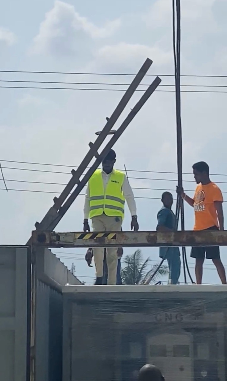 Earthoc Gas team supervising equipment lifting operations